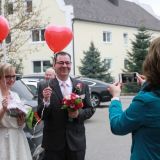 Die Luftballons werden verteilt, zuerst ans Brautpaar.