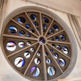 Zwischen den Orgelpfeifen befindet sich das wunderschÃ¶n verzierte Rundfenster.