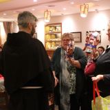 Pater Marek und Pater Paul (nicht im Bild) dÃ¼rfen sich Ã¼ber eine Brotzeit freuen, die von der Vorsitzenden Rosmarie Franz Ã¼berreicht wird.