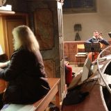 Judith Wagner an der Orgel begleitet Sebastian Herpich (Cello) und Theresa Schmidbauer (QuerflÃ¶te) beim Instrumental "Viel GlÃ¼ck".
