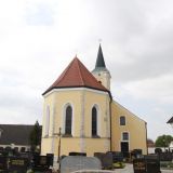 Die Pfarrkirche St. Nikolaus in Schambach mit ...
