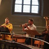 von links: Als ÃœberraschungsgÃ¤ste hÃ¶ren die Pilger von den Trompetern Christian Michl und Ludwig Marchl sowie von Josef Drexler mit dem Tenorhorn das Lied "Ich bete an die Macht der Liebe".