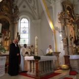 Der Katholische MilitÃ¤rpfarrer Pater Patrick Beszynski vom Kloster Windberg trÃ¤gt die Lesung vor.