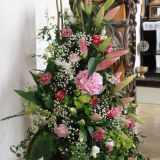 Vor dem Ambo befindet sich ein Riesenbouquet aus Hortensien, Lilien, Rosen, Nelken und Schleierkraut.