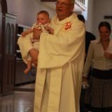 ... den TÃ¤ufling Josefine Michaela, vom Passauer Pfarrer Gerhard Auer am Arm getragen und von ihren Eltern begleitet zur ...