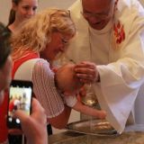 Beim Empfang der Heiligen Taufe freut sich Josefine Ã¼ber die willkommene AbkÃ¼hlung.