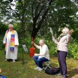 Bettina Thurner freut sich zusammen mit Pfarrer Hasso von Winning und Martin Thom Ã¼ber die ersten Sonnenstrahlen des Tages.