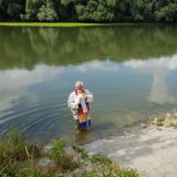 Pfarrer Hasso von Winning steht mitten im kÃ¼hlen Wasser der Donau und fordert die erste Tauffamilie auf, es ihm ...