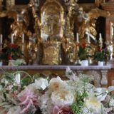 Ein wunderschÃ¶nes Blumenbouquet befindet sich am barocken Hochaltar von 1693 (Quelle: https://de.wikipedia.org/wiki/Kloster_Oberalteich) mit Blick auf ...