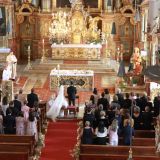 Pater Philipp Josef Schmidbauer begrÃ¼ÃŸt das Brautpaar MaryBeth und Freddy sowie ...