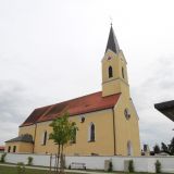 Die Pfarrkirche St. Nikolaus in Oberpiebing.