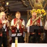 Die Brandlberger Buam spielen "Ein Herz voll Trauer", "Koral von Haban" und "Amazing Grace".