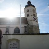 Von der Sonne angestrahlt: die Wallfahrtskirche MariÃ¤ Himmelfahrt auf dem Bogenberg.