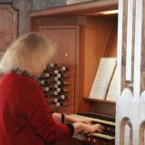 Mit der Orgel, gespielt von Judith Wagner, beginnt das Mariensingen in der Bogenberger Wallfahrtskirche.