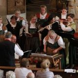 Vom Verein "Osterglocke" zusammen mit dem Orchester hÃ¶ren wir "O Gottesmutter voll der Gnade", "Sie tragt an goldnen Mantel" und "Schutzfrau des Bayernlands". 