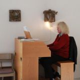 Mit Judith Wagners Orgelspiel beginnt die Andacht.