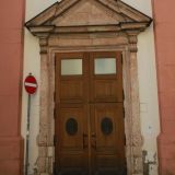... dem Haupteingang der Straubinger Karmelitenkirche.