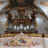 ... der imposanten Orgel, die in den Jahren 2018/2019 von der Orgelbaufirma Vleugels (Hardheim) hinter dem vorhandenen barocken Orgelprospekt von Johann Konrad Brandenstein aus dem Jahre 1749 neu erbaut wurde (Quelle: https://de.wikipedia.org/wiki/Mari%C3%A4_Himmelfahrt_(Deggendorf)). 