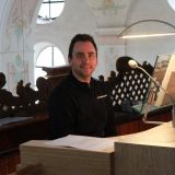 Der Organist Sebastian Obermeier freute sich sehr darÃ¼ber, dass er auf dem neuen Schleifladen-Instrument mit 41 Register auf drei Manualwerken und Pedal (Quelle: https://de.wikipedia.org/wiki/Mari%C3%A4_Himmelfahrt_(Deggendorf)) spielen durfte.