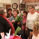 Von Karoline Stadelbauer und Ilse Bachmeier von der Initativgruppe Eltern behinderter Kinder erhielt Rosmarie Franz als Zeichen des Dankes eine weihnachtlich dekorierte Rose. 
