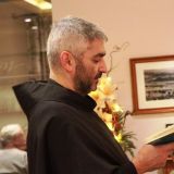 Pater Marek liest eine amÃ¼sante Geschichte vor, der ...