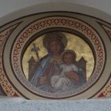... die Heilige Maria mit dem Jesuskind. Daneben sind die Worte "St. Maria ora pro nobis"(Heilige Maria, bitte fÃ¼r uns) zu lesen.