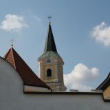 ... die Pfarrkirche St. Nikolaus in Schambach, bei der sich direkt der Friedhof befindet.