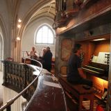Nach den Abschiedsworten von Rosmarie Franz sang Bettina Thurner, begleitet von Stefan Landes an der Orgel (hier rechts im Bild) das Lied "Gott sei mit dir auf deinem Weg".