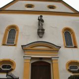 Der Haupteingang der Pfarrkirche St. Stephanus in StraÃŸkirchen.