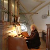 Sobald die Mesnerin das Klingelzeichen gibt, beginnt Judith Wagner mit dem OrgelstÃ¼ck "Kanon in D" von Johann Pachelbel.