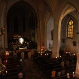 Beim Fatima-Lied wurde die dunkle Wallfahrtskirche von Kerzen erhellt.