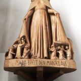 Linker Hand befindet sich die Schutzmantelmadonna mit dem Spruch "Maria breit den Mantel aus".