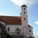Die Pfarrkirche St. Peter und Paul in Oberalteich mit ...