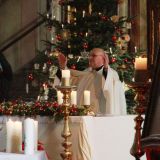 Vor weihnachtlicher Kulisse spendet Pfarrer Richard Meier den Schlusssegen.