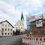 Die große Rathaus-Baustelle befindet scih in unmittelbarer Nähe zur Pfarrkirche St. Stephanus in Straßkirchen.