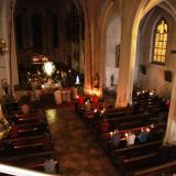 Traditionell werden beim Fatima-Gottesdienst mitgebrachte oder ausgeteilte Kerzen angezündet. Eine tolle Stimmung herrscht in der coronabedingt voll besetzten Wallfahrtskirche auf dem Bogenberg.