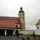 Sogar bei Regenwetter "strahlt" die Wallfahrtskirche Mariä Himmelfahrt am Bogenberg.