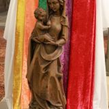 ... "Regenbogen" zur Ehre der Hl. Gottesmutter Maria entstanden ist. Anschließend erklingt das Lied "Ave Maria -Wie ich vor dir stehe", gesungen von Bettina Thurner, begleitet von Judith Wagner am E-Piano.