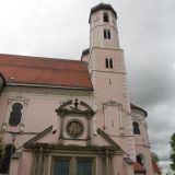 Beim Eingang der Pfarrkirche St. Peter und Paul in Oberalteich befinden sich ...