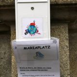 Auch befindet sich am Mariaplatz ein Briefkasten, in dem "Briefe an Maria, der Mama von Jesus hier eingeworfen werden können".