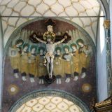 Über dem Altarraum befindet sich eine imposante Darstellung des Gekreuzigten.