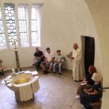 Pfarrer Gerhard Auer aus Passau begrüßt alle Gäste aus Nah und ...