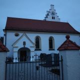 Die Filialkirche St. Nikolaus in Paitzkofen morgens um 7:15 Uhr.