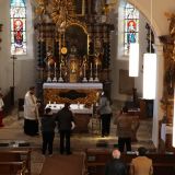 Die Taufpatin Conny entzündet die Taufkerze. Das Lied "Vergiss es nie - Du bist Du" wird vorgetragen von Bettina Thurner, begleitet von Judith Wagner an der Orgel.