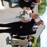 Das glückliche Brautpaar Sandra und Mark nimmt vorm Eingang die vielen Glückwünsche entgegen.