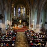 Die Bogenberger Wallfahrtskirche Mariä Himmelfahrt füllt sich mit Gästen aus Nah und Fern.