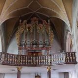 Blick zurück zur imposanten Orgelempore.