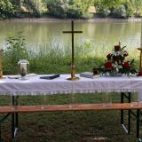 ... der Altar liebevoll aufgebaut für den bevorstehenden Gottesdienst im Freien.