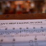 Es folgt das Wunschlied "Can't help falling in love" von Elvis Presley, gesungen von Bettina Thurner, von Sebastian Obermeier am E-Piano begleitet.