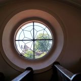 Gleich oben angekommen fasziniert ein rundes verziertes Bleifenster und ...
